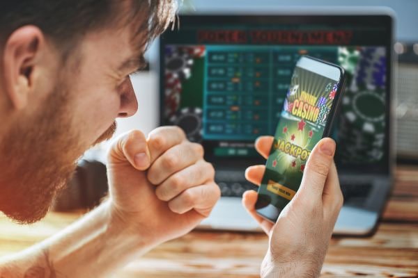 Suasana permainan kasino bojoko dengan meja baccarat dan roulette yang interaktif